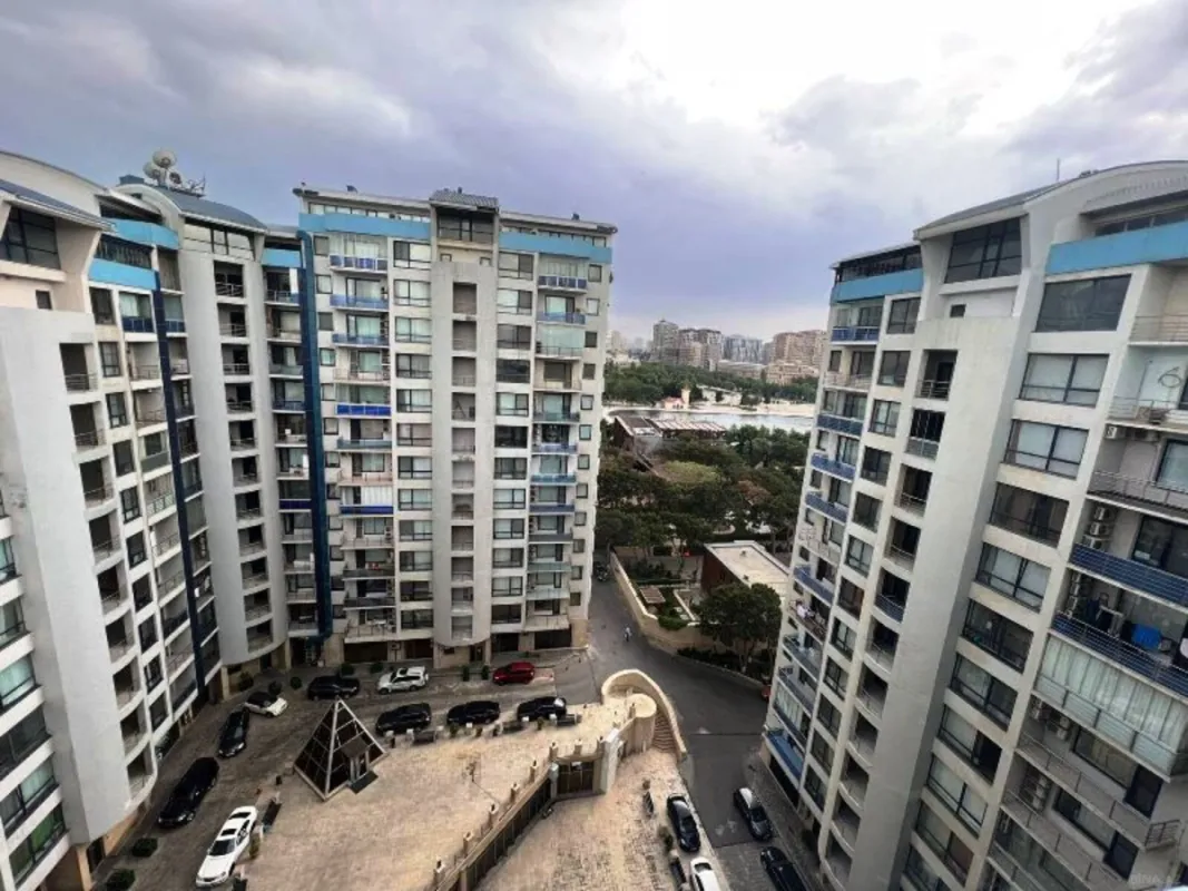 Satılır 3 otaqlı mənzil 160 m²