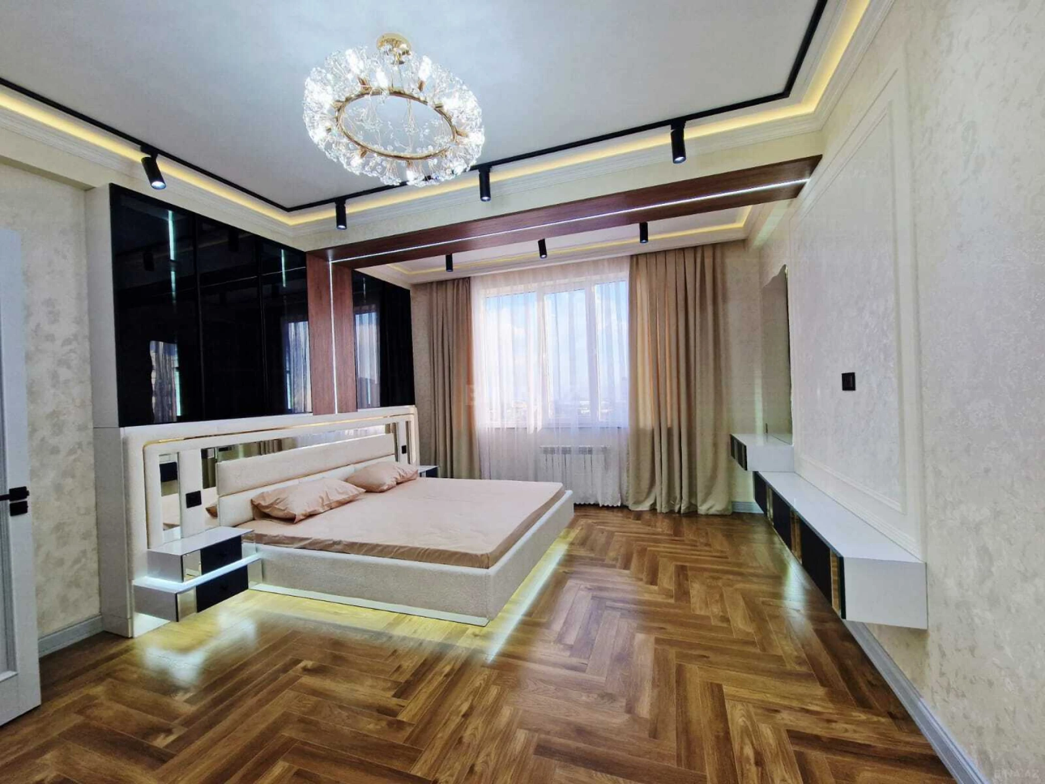 Satılır 4 otaqlı mənzil 186 m²