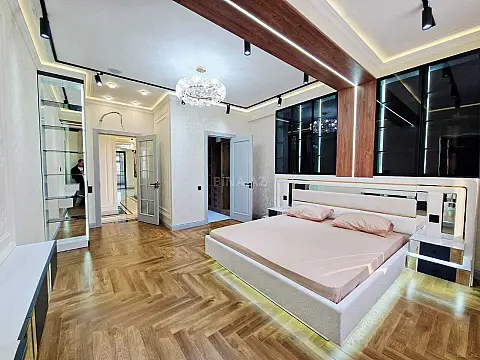 Satılır 4 otaqlı mənzil 186 m²