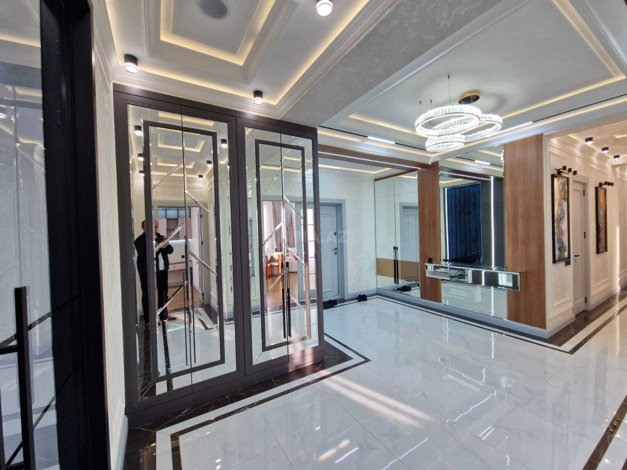 Satılır 4 otaqlı mənzil 186 m²