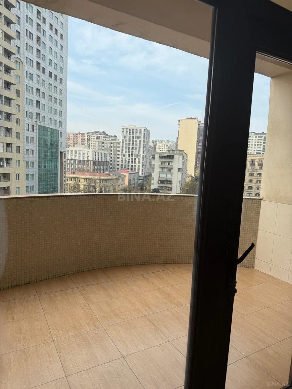 Kirayə verilir 3 otaqlı mənzil 156 m²