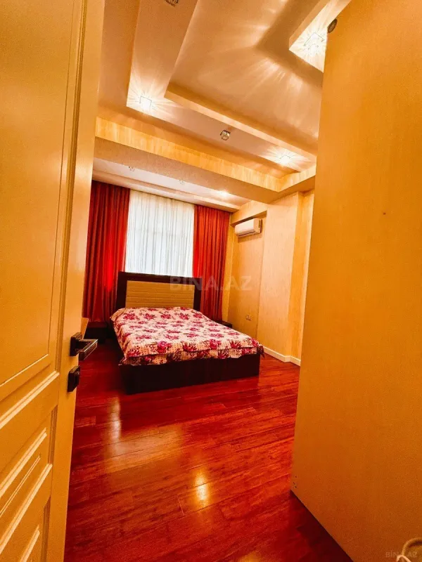 Satılır 4 otaqlı mənzil 187.7 m²