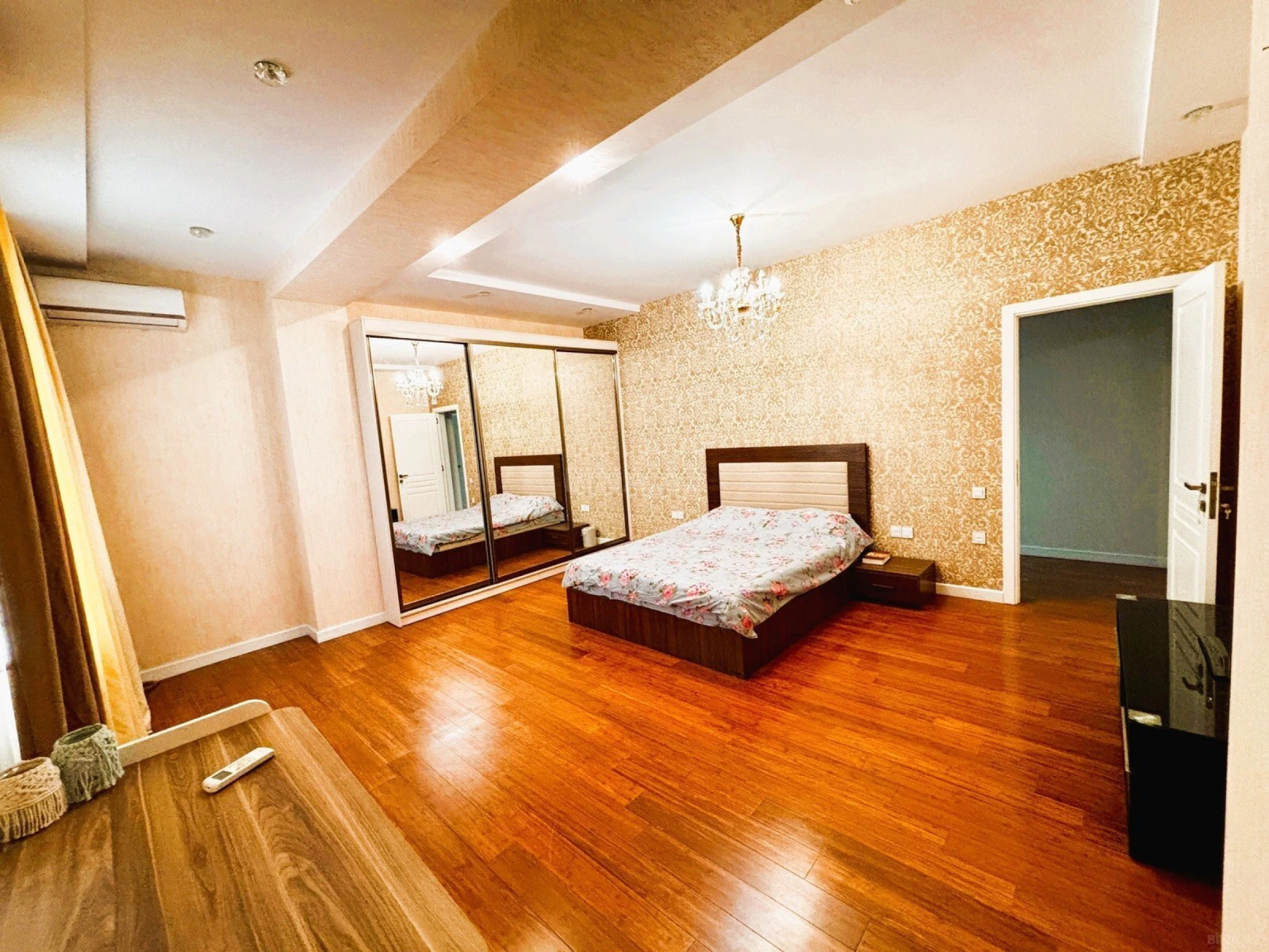 Satılır 4 otaqlı mənzil 187.7 m²