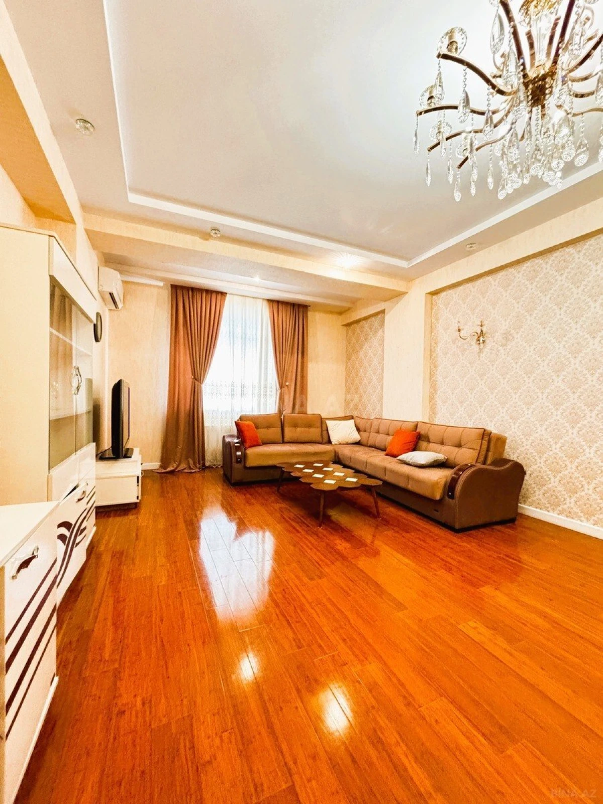 Satılır 4 otaqlı mənzil 187.7 m²