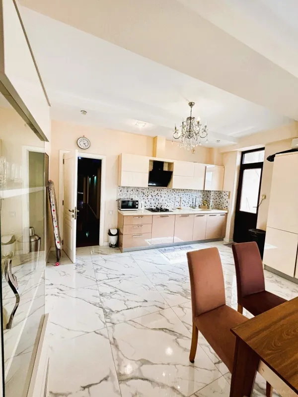 Satılır 4 otaqlı mənzil 187.7 m²