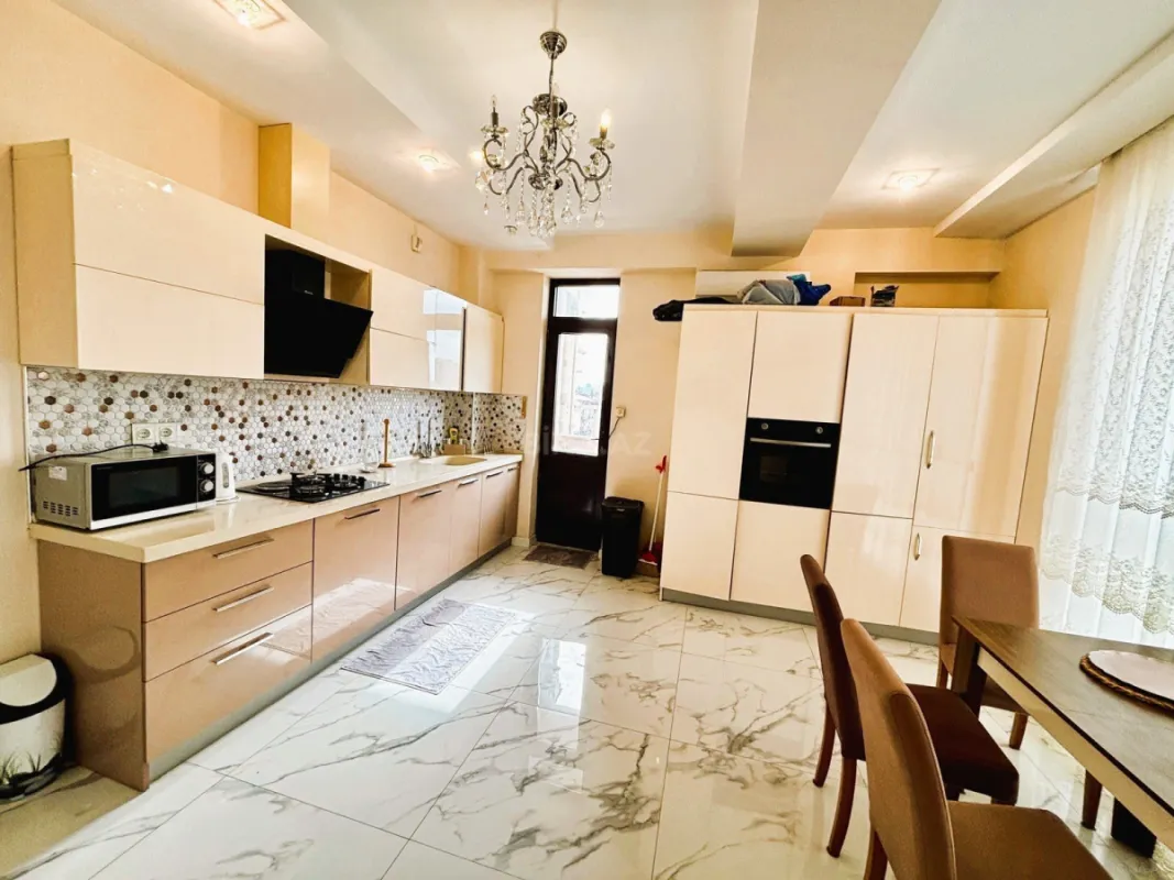 Satılır 4 otaqlı mənzil 187.7 m²