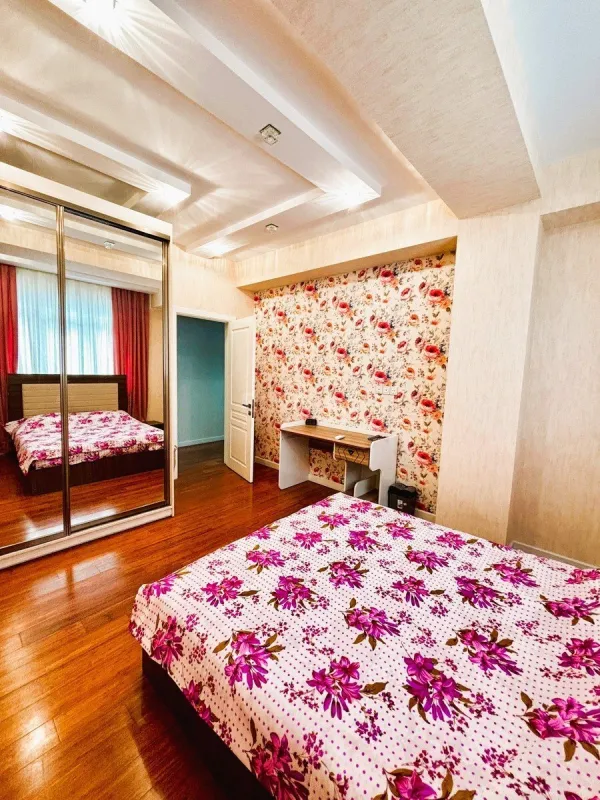 Satılır 4 otaqlı mənzil 187.7 m²