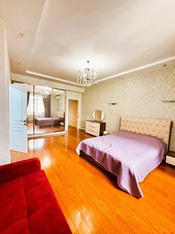 Satılır 4 otaqlı mənzil 187.7 m²