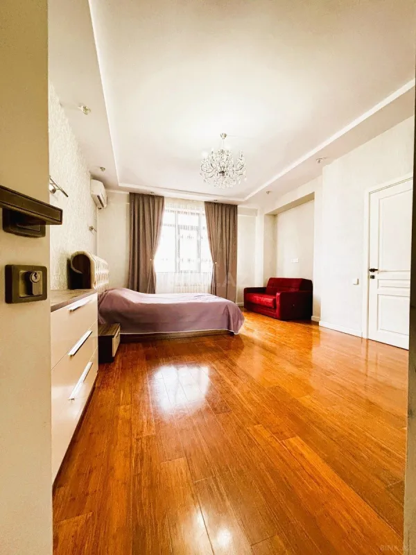 Satılır 4 otaqlı mənzil 187.7 m²
