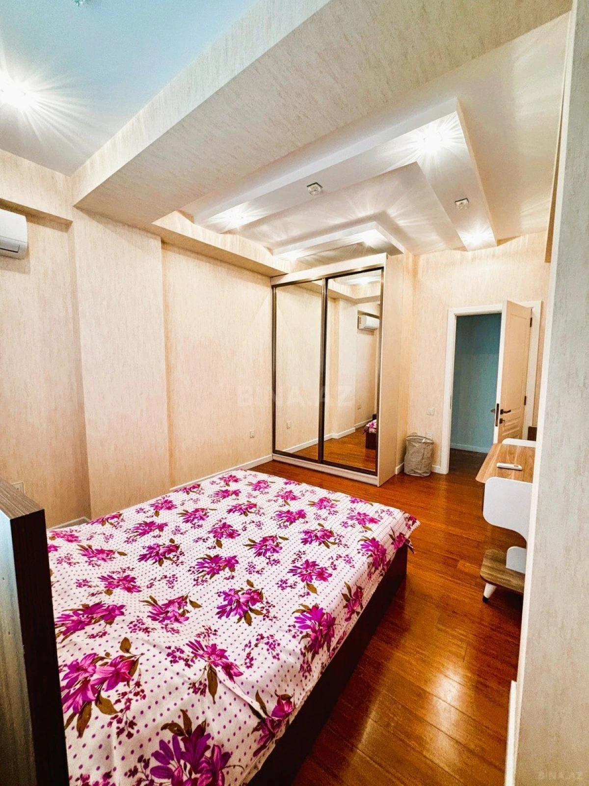 Satılır 4 otaqlı mənzil 187.7 m²