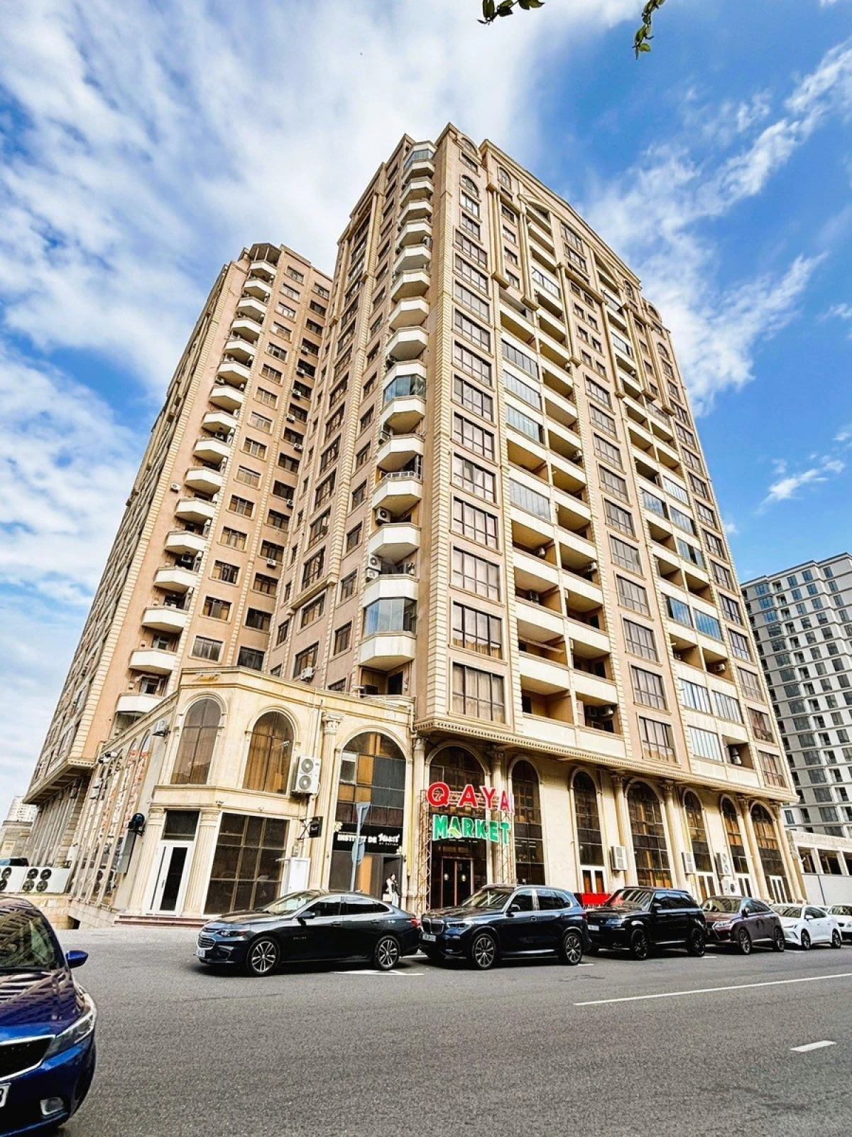 Satılır 4 otaqlı mənzil 187.7 m²