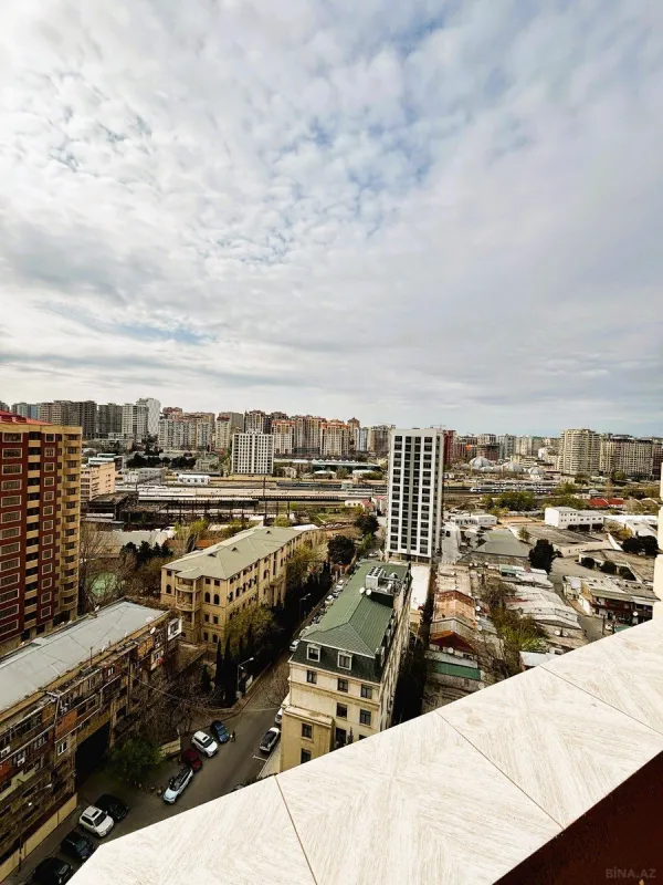 Satılır 4 otaqlı mənzil 187.7 m²