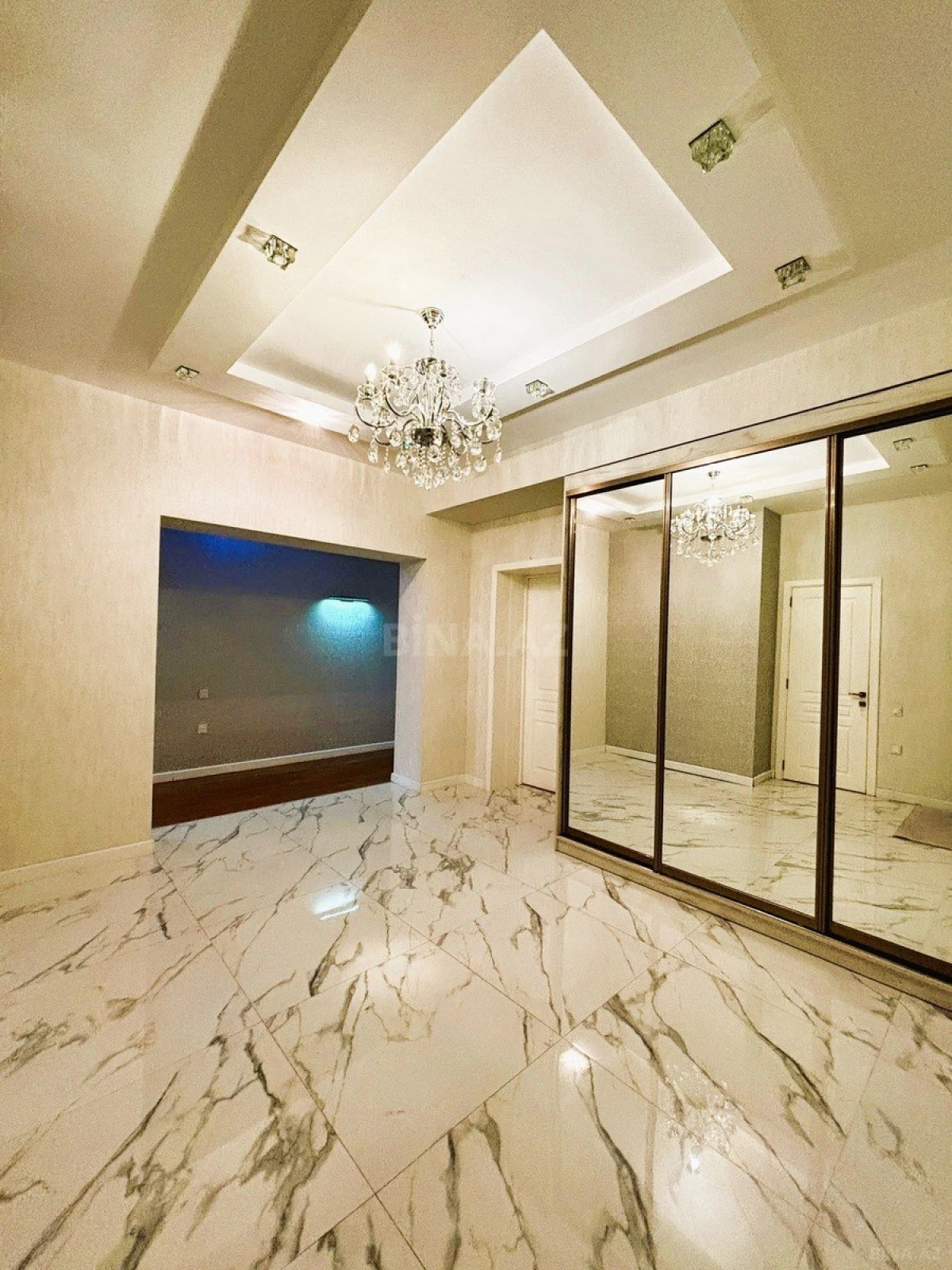 Satılır 4 otaqlı mənzil 187.7 m²
