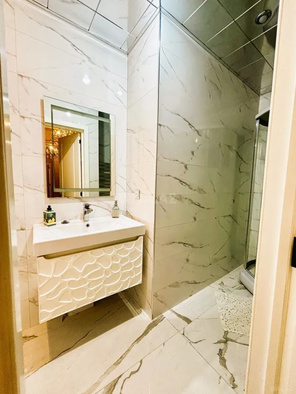 Satılır 4 otaqlı mənzil 187.7 m²