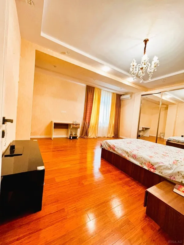 Satılır 4 otaqlı mənzil 187.7 m²