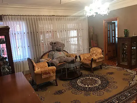 Satılır 5 otaqlı həyət evi 200 m²