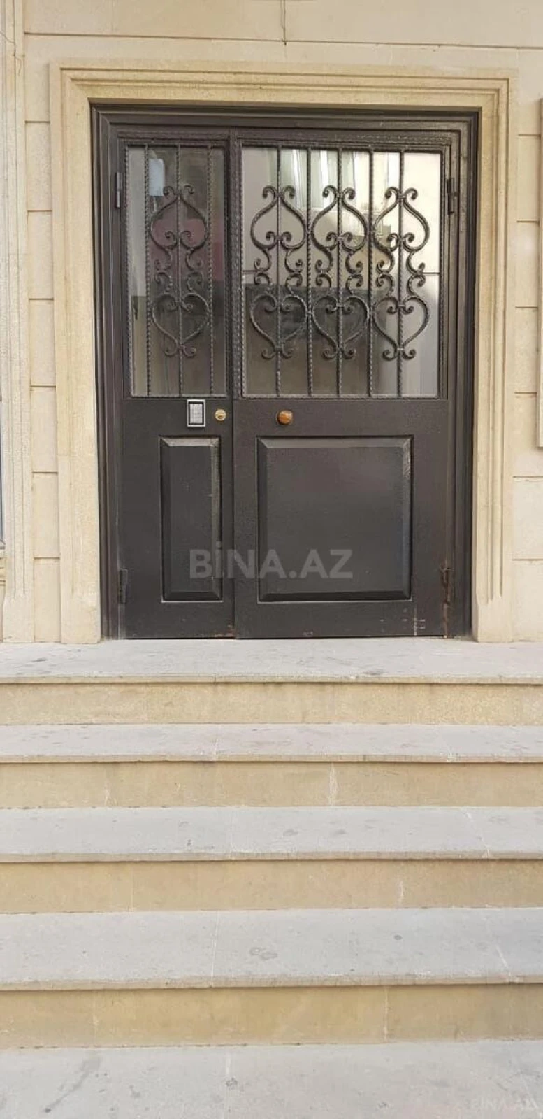 Satılır 3 otaqlı mənzil 135 m²