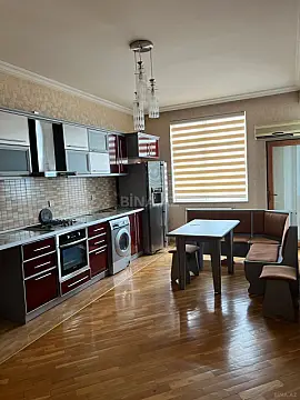 Kirayə verilir 3 otaqlı mənzil 142 m²