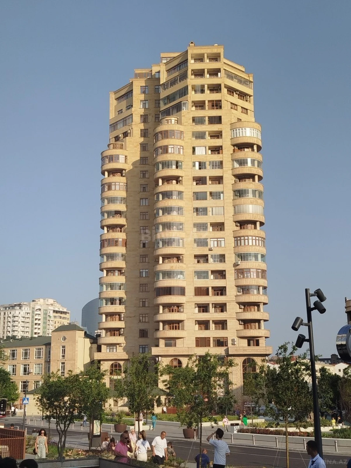 Satılır 4 otaqlı mənzil 172 m²