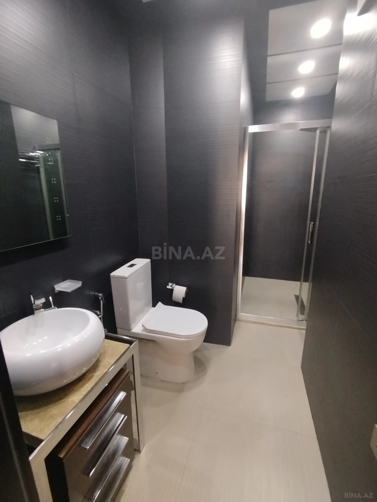Satılır 4 otaqlı mənzil 172 m²