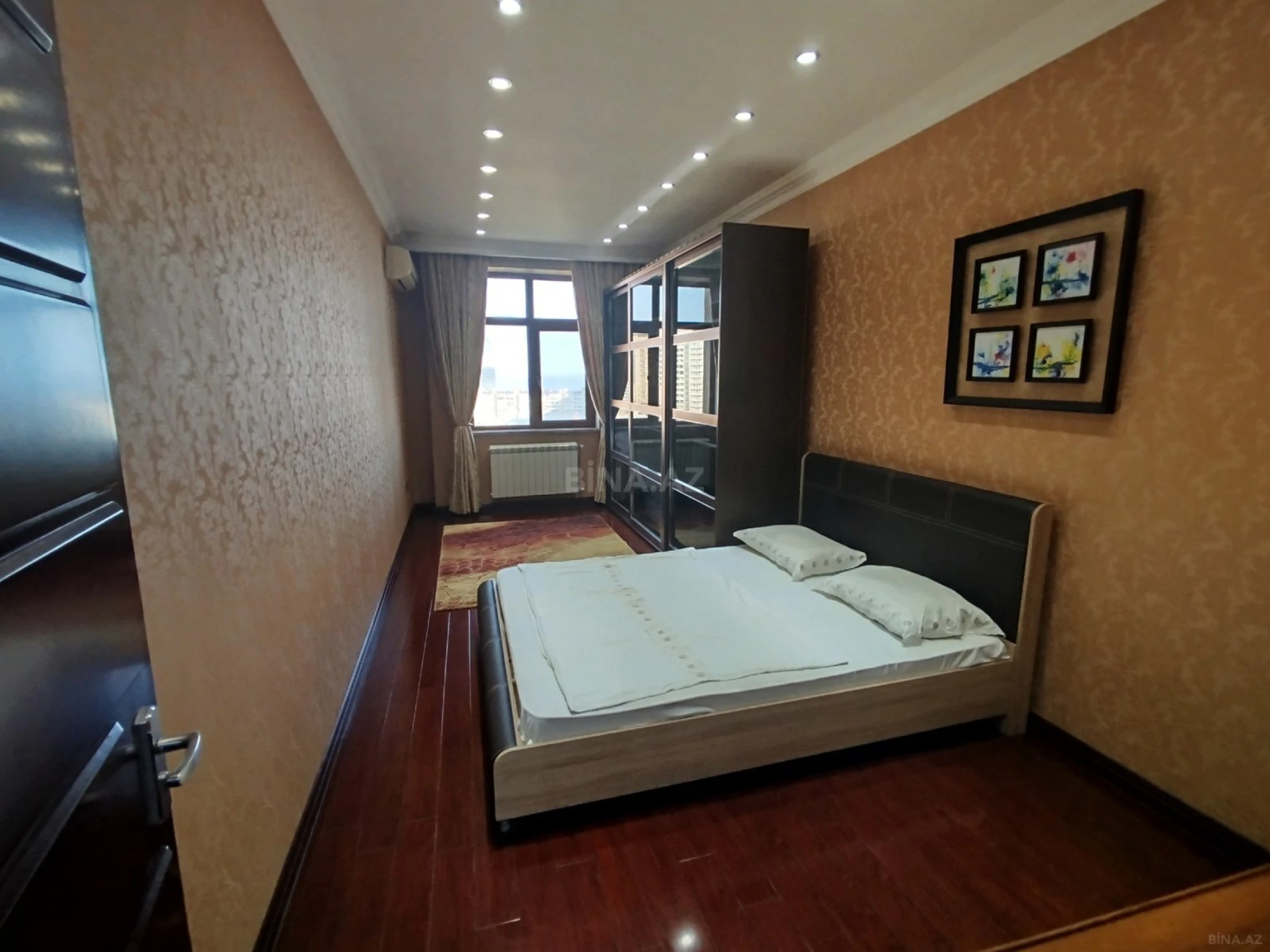 Satılır 4 otaqlı mənzil 172 m²