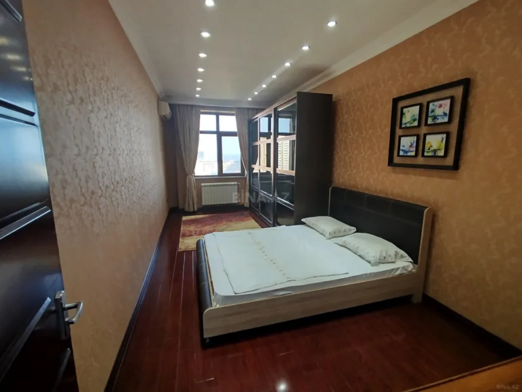 Satılır 4 otaqlı mənzil 172 m²