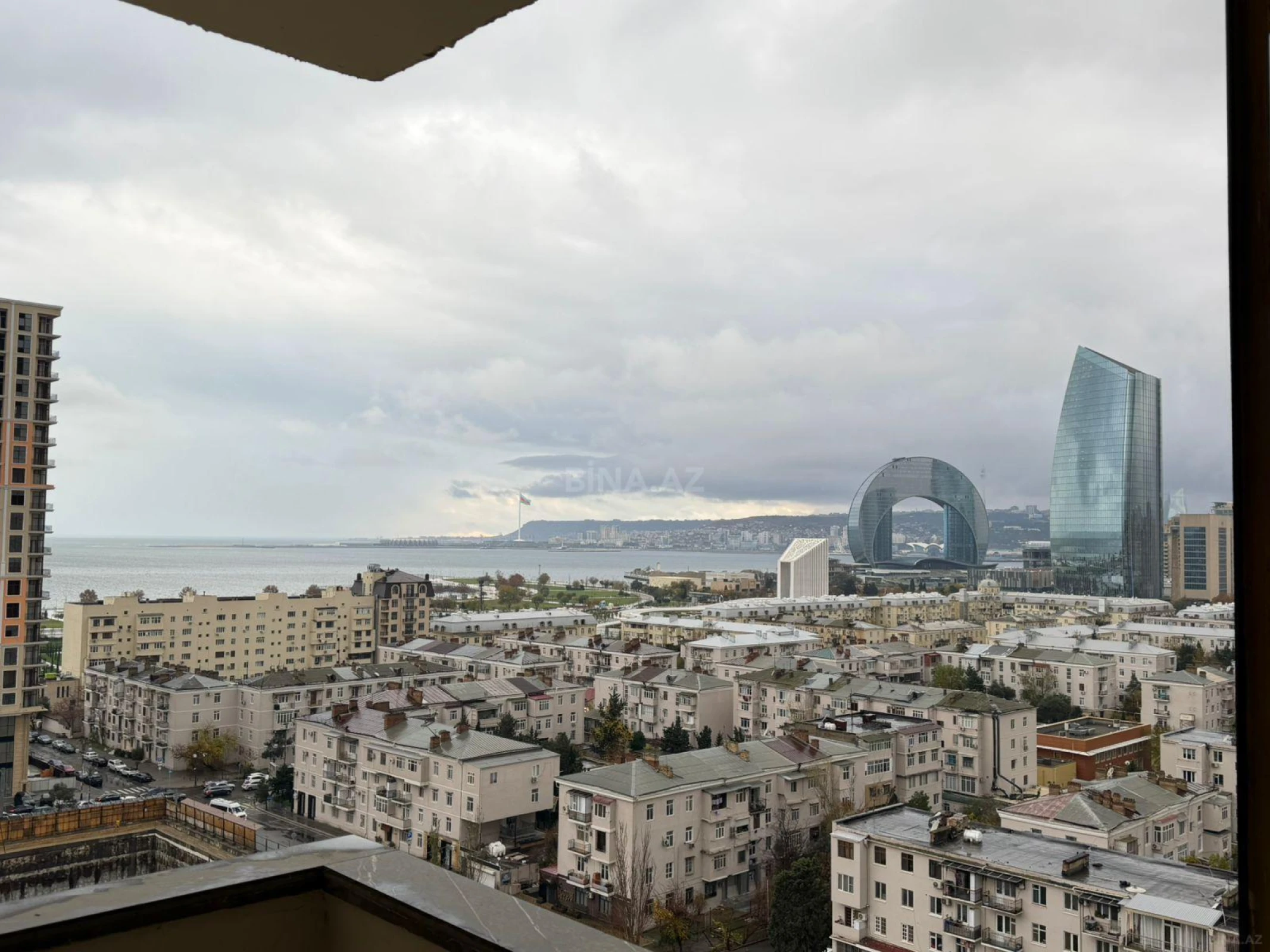 Satılır 4 otaqlı mənzil 178 m²