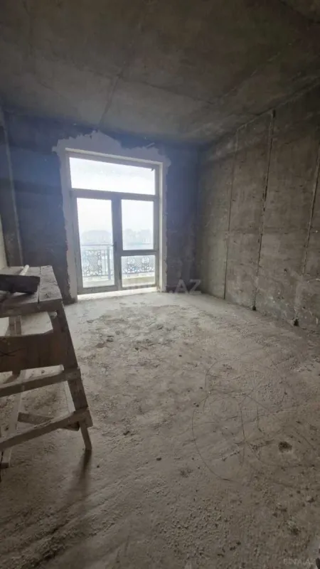 Satılır 4 otaqlı mənzil 178 m²