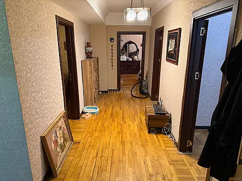 Satılır 5 otaqlı mənzil 140 m²