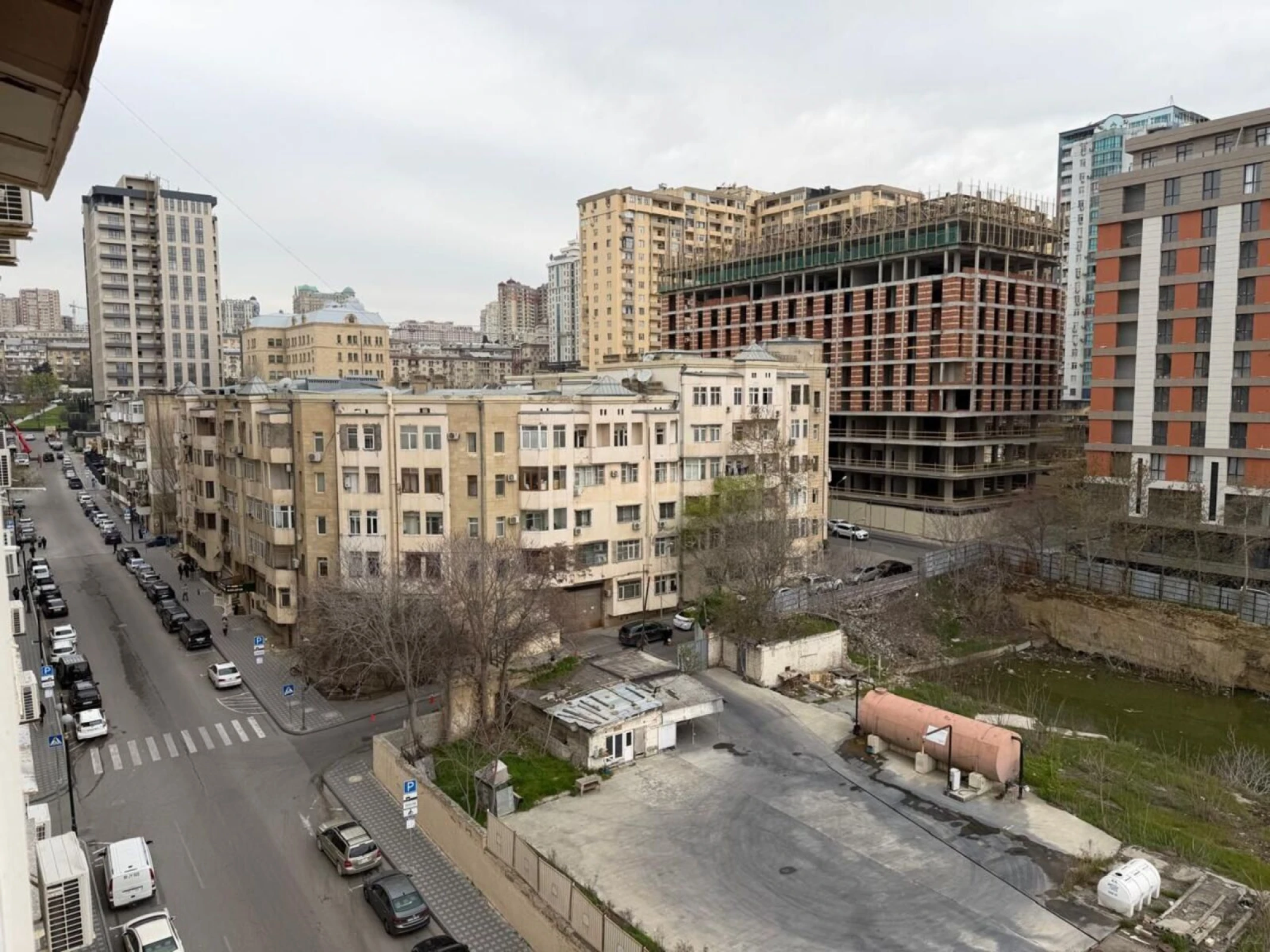 Satılır 5 otaqlı mənzil 140 m²