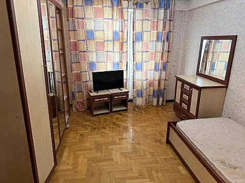 Satılır 5 otaqlı mənzil 140 m²