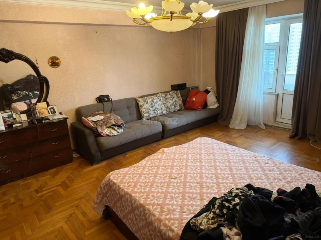 Satılır 5 otaqlı mənzil 140 m²
