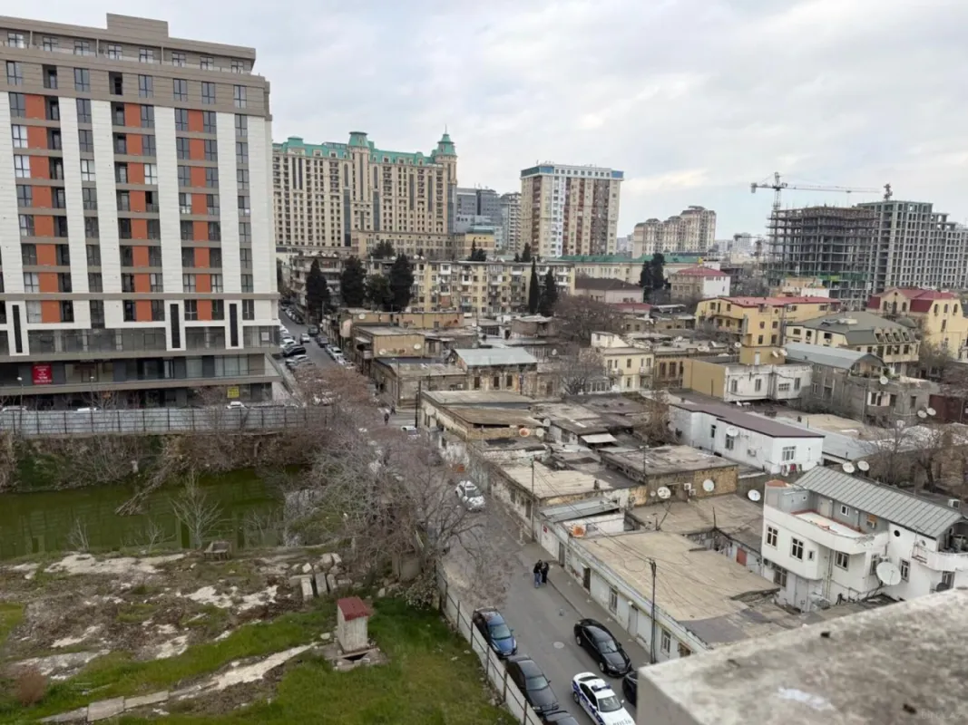 Satılır 5 otaqlı mənzil 140 m²