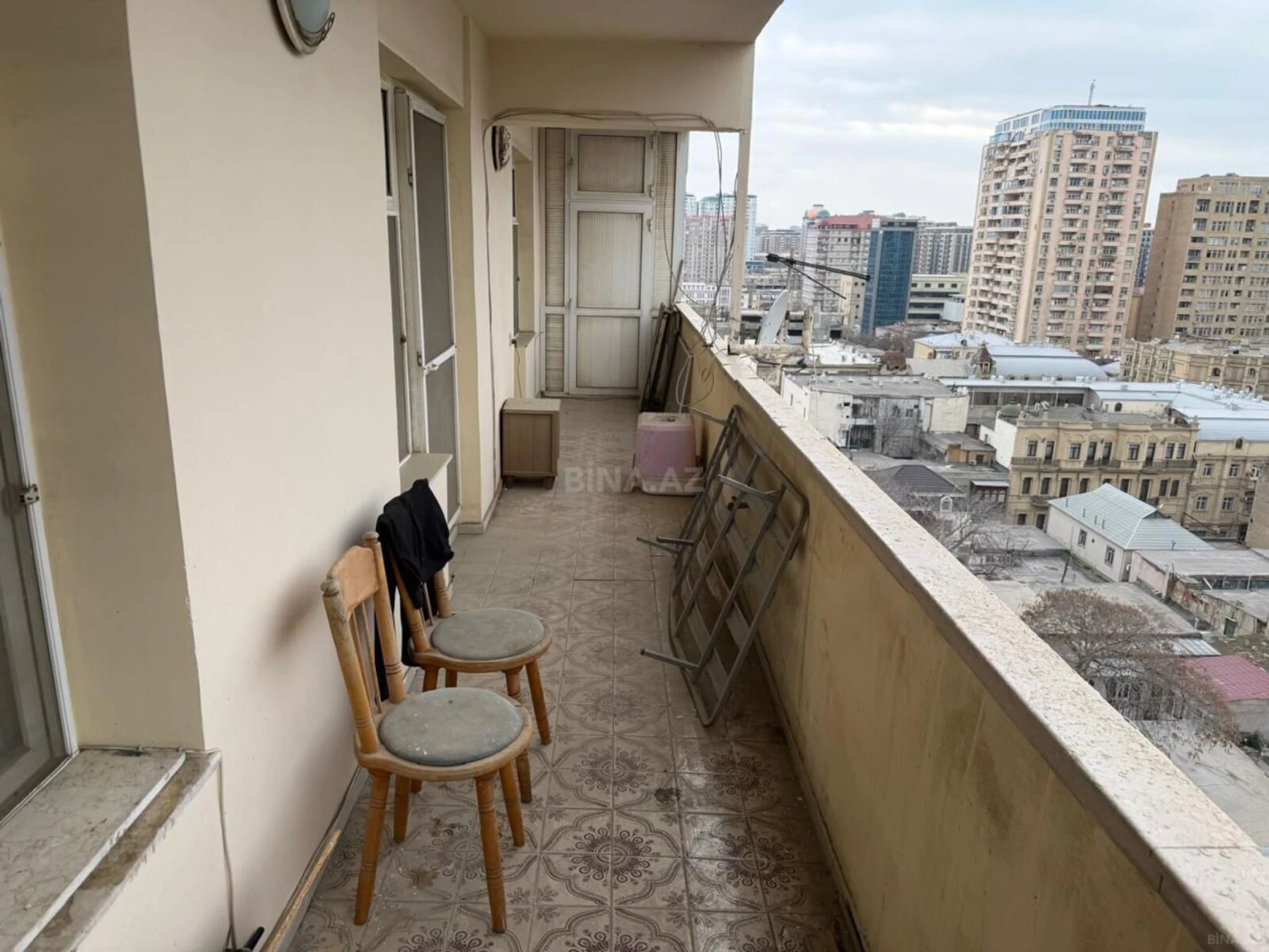 Satılır 5 otaqlı mənzil 140 m²