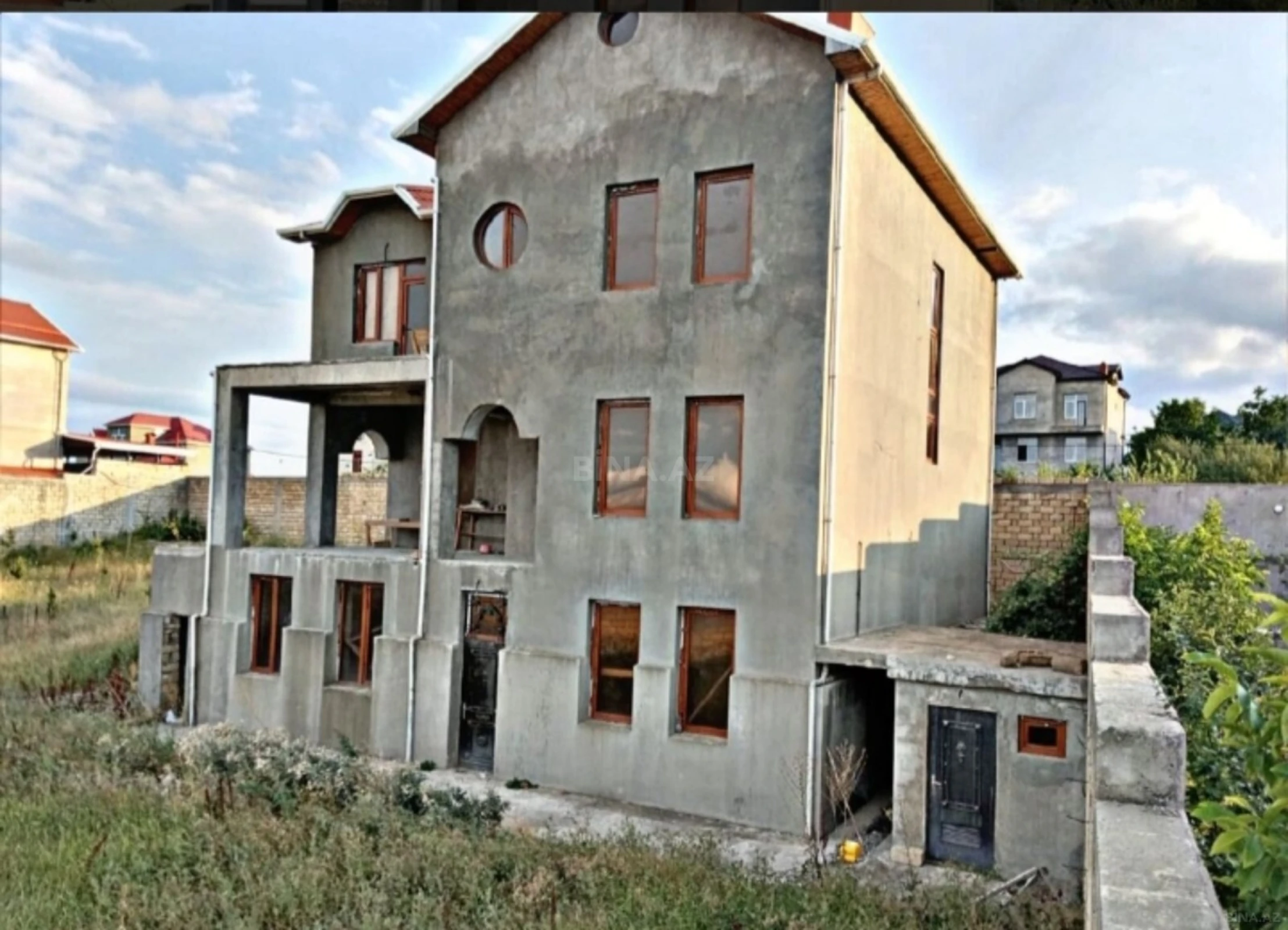 Satılır 8 otaqlı həyət evi 640 m²