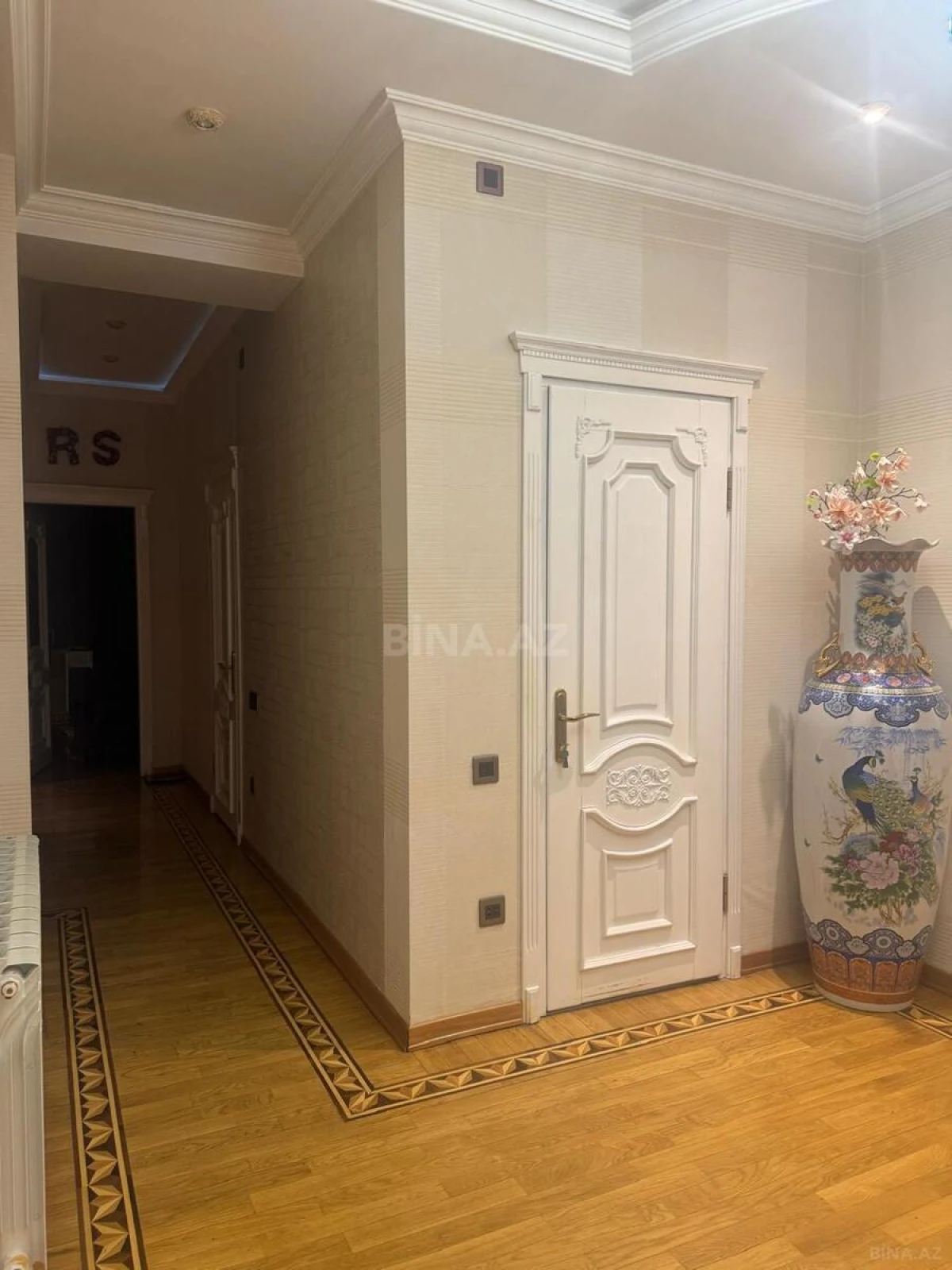 Satılır 3 otaqlı mənzil 121 m²