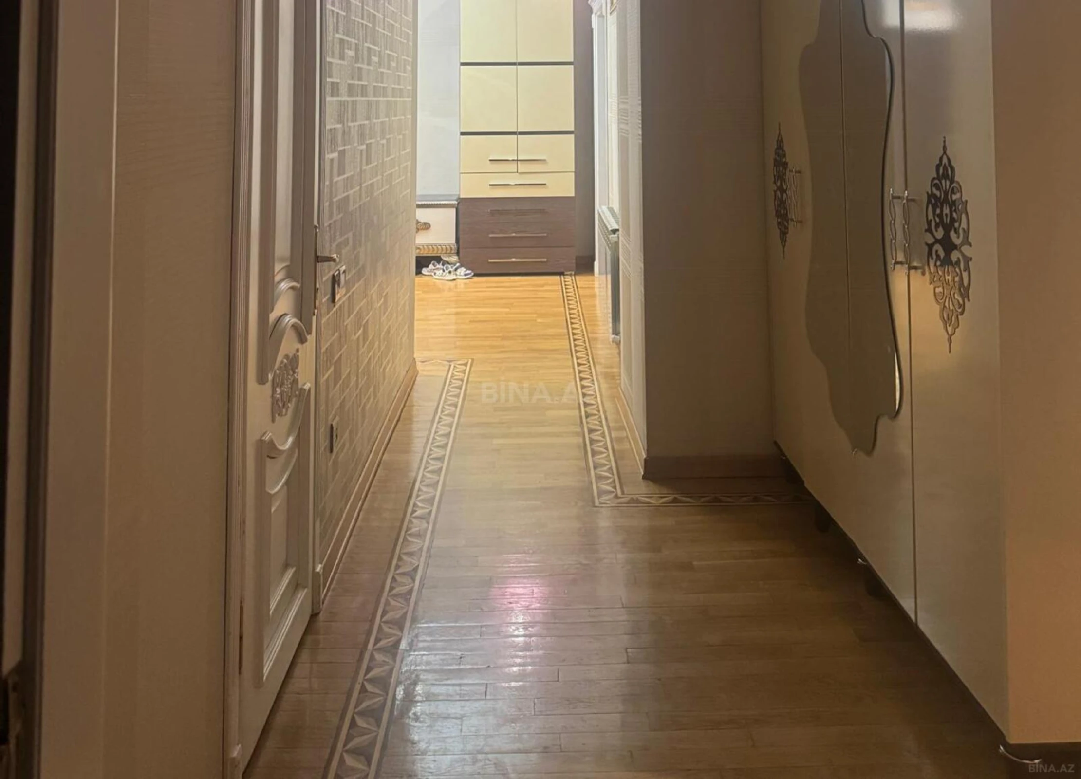 Satılır 3 otaqlı mənzil 121 m²