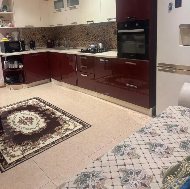 Satılır 3 otaqlı mənzil 121 m²