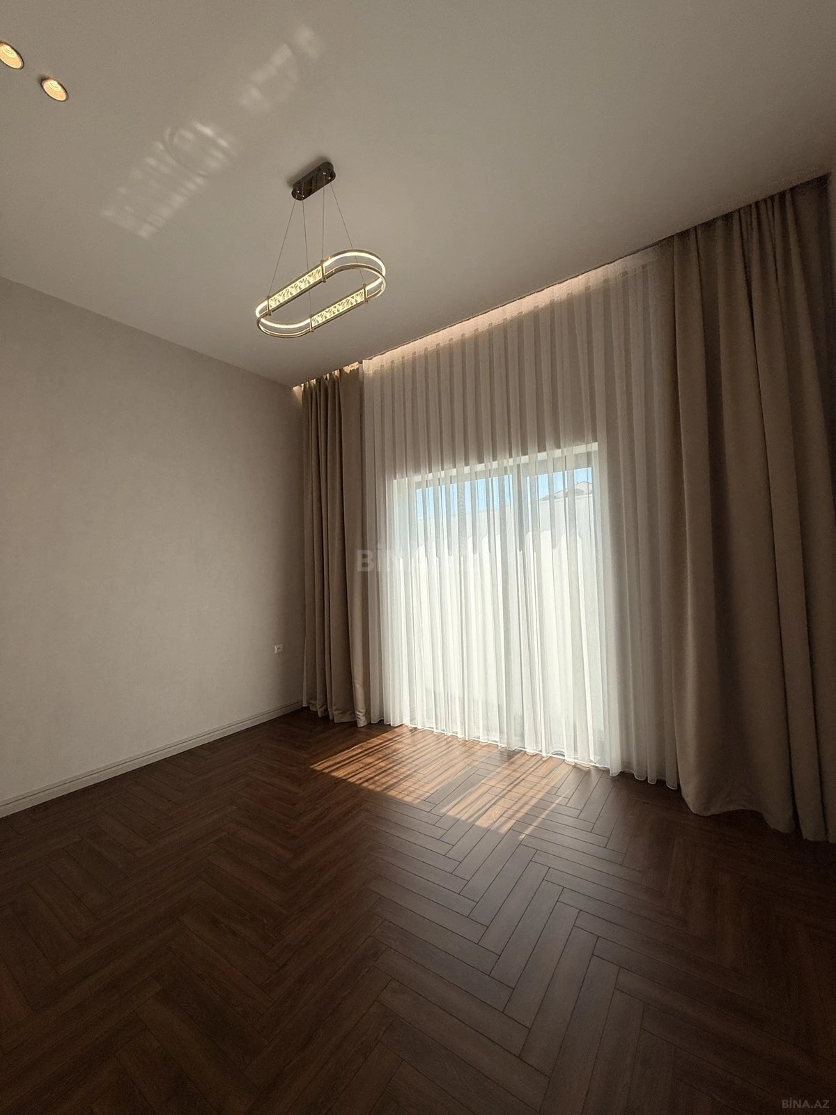 Satılır 5 otaqlı həyət evi 250 m²