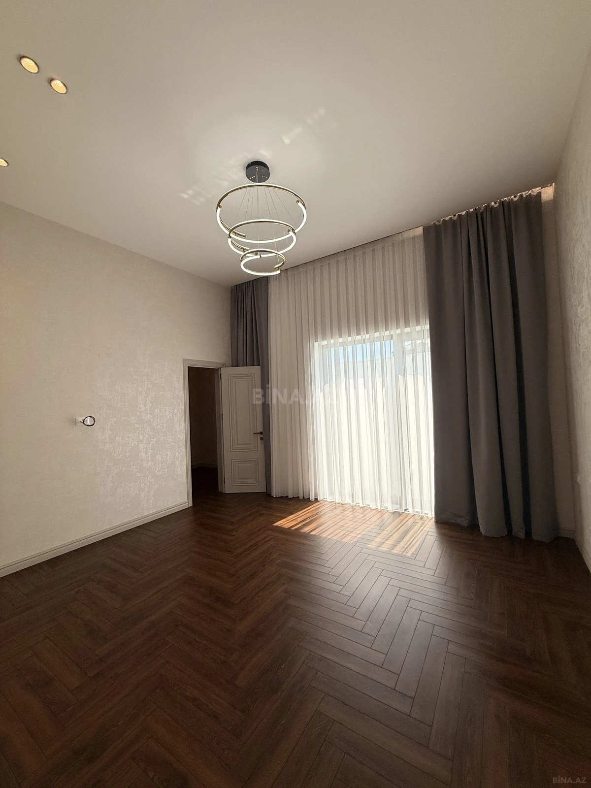 Satılır 5 otaqlı həyət evi 250 m²