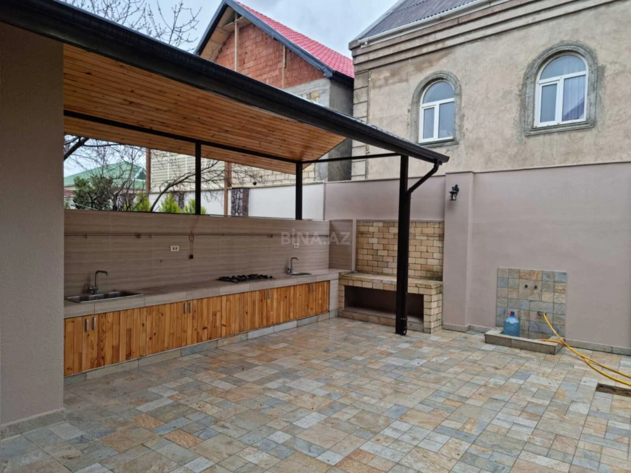 Satılır 6 otaqlı həyət evi 350 m²