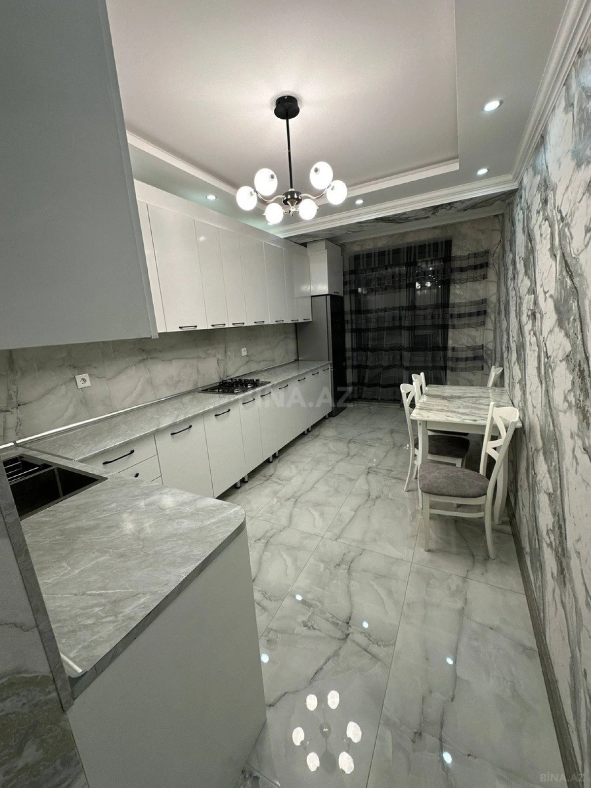 Kirayə verilir 2 otaqlı mənzil 90 m²