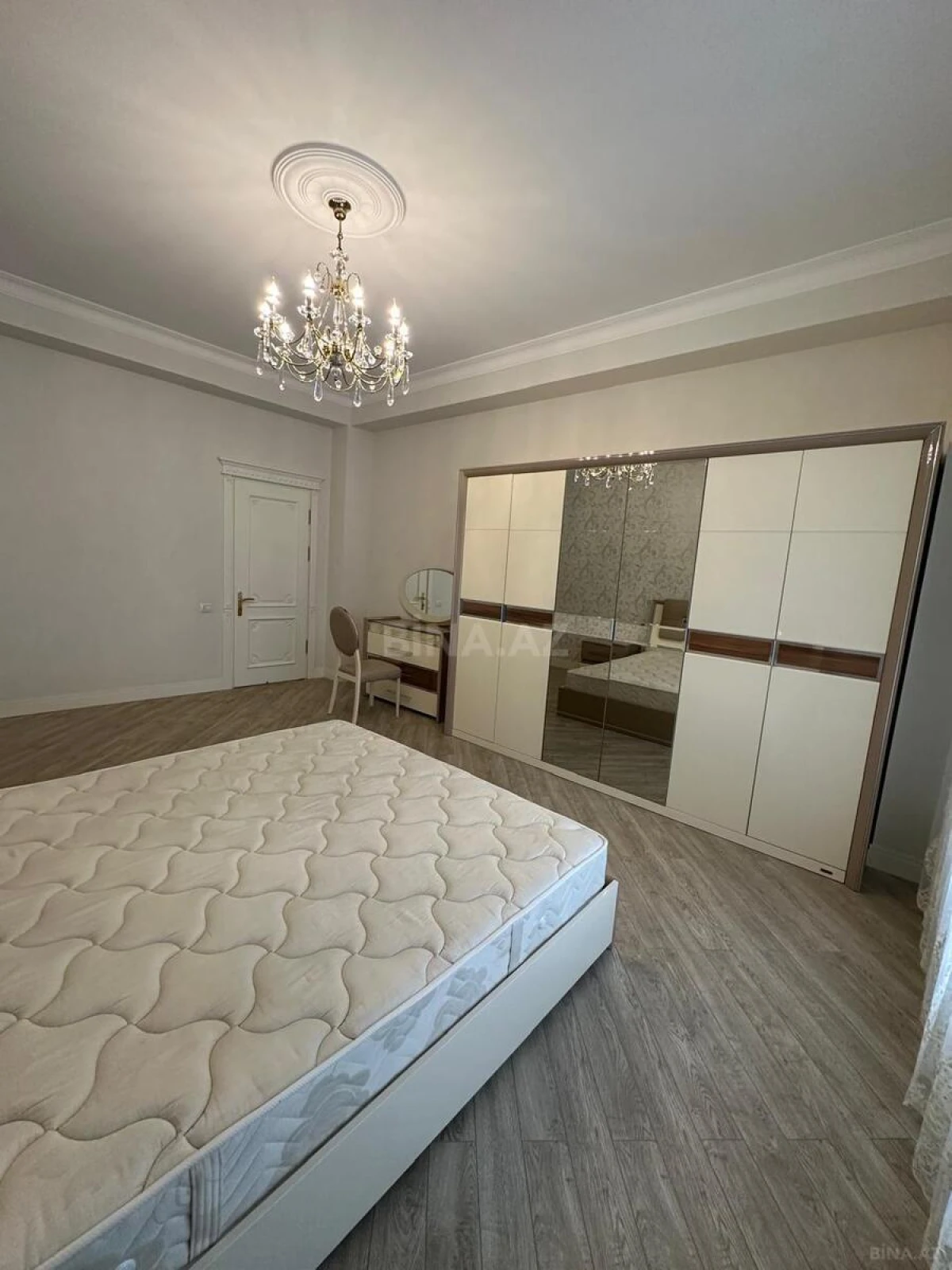 Kirayə verilir 3 otaqlı mənzil 137 m²