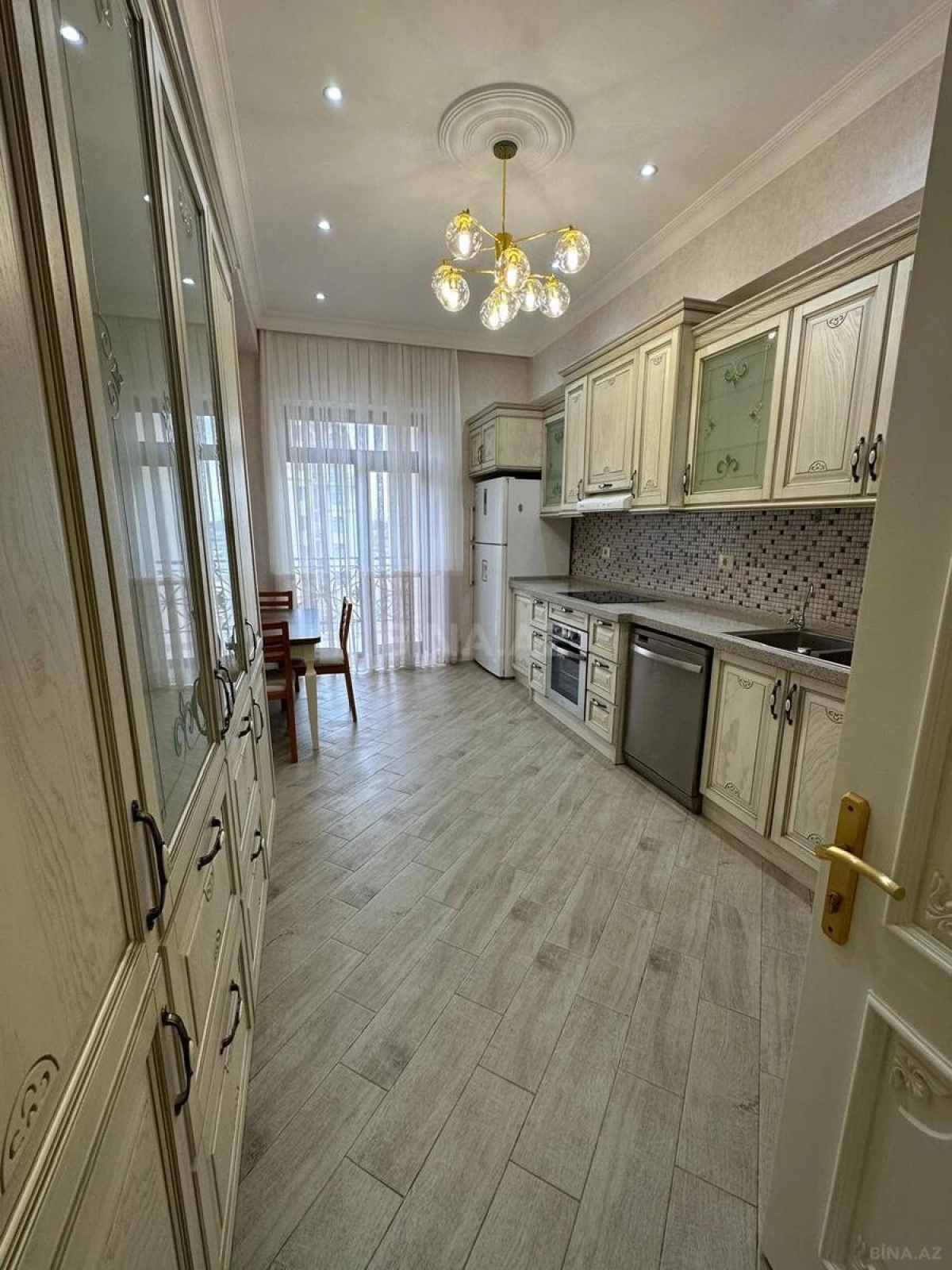 Kirayə verilir 3 otaqlı mənzil 137 m²