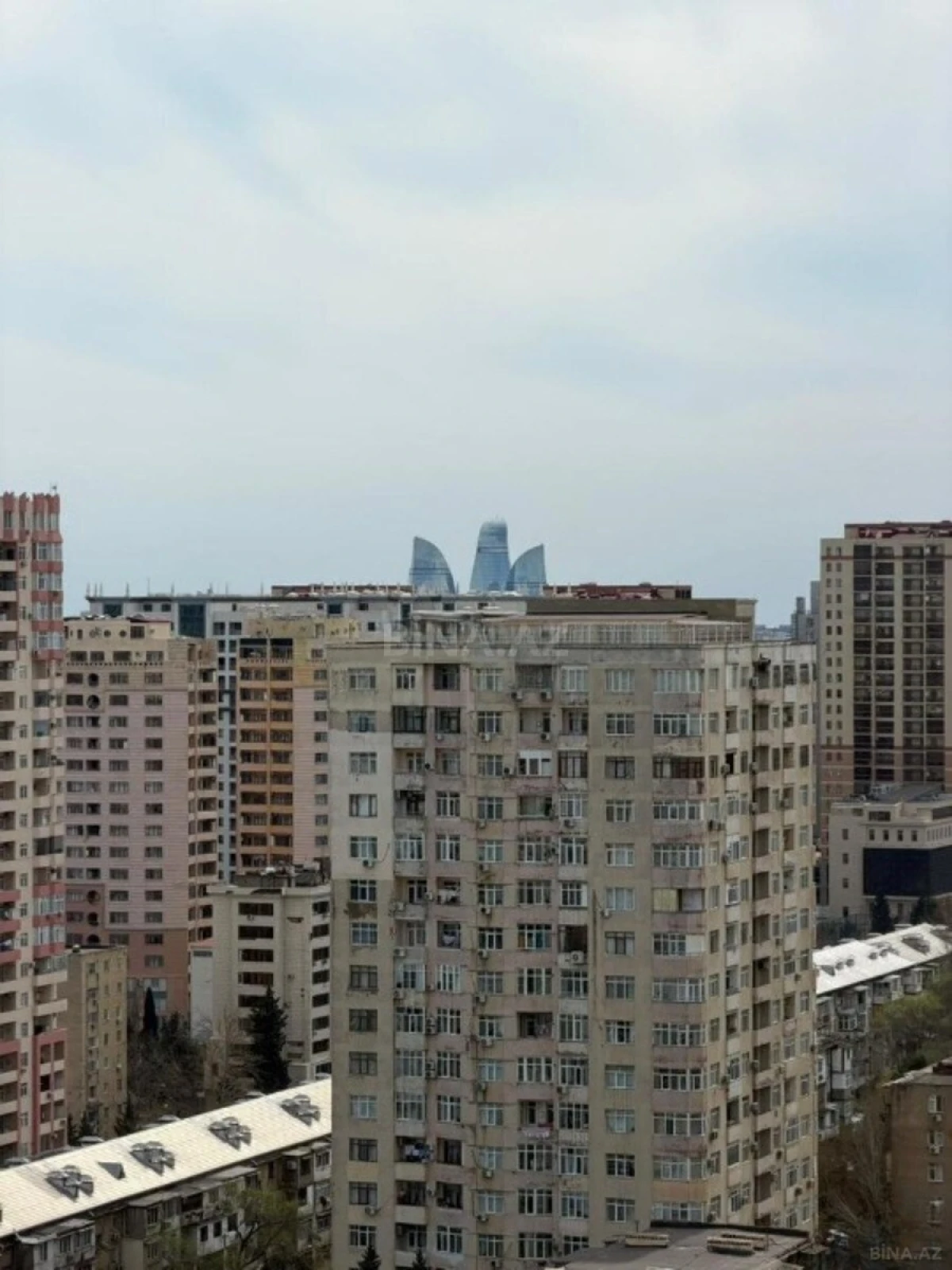 Satılır 3 otaqlı mənzil 140 m²