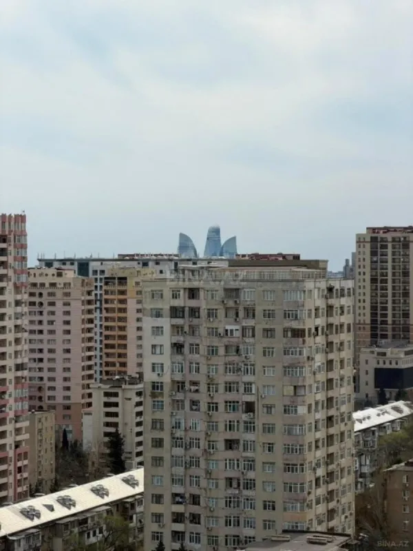 Satılır 3 otaqlı mənzil 140 m²