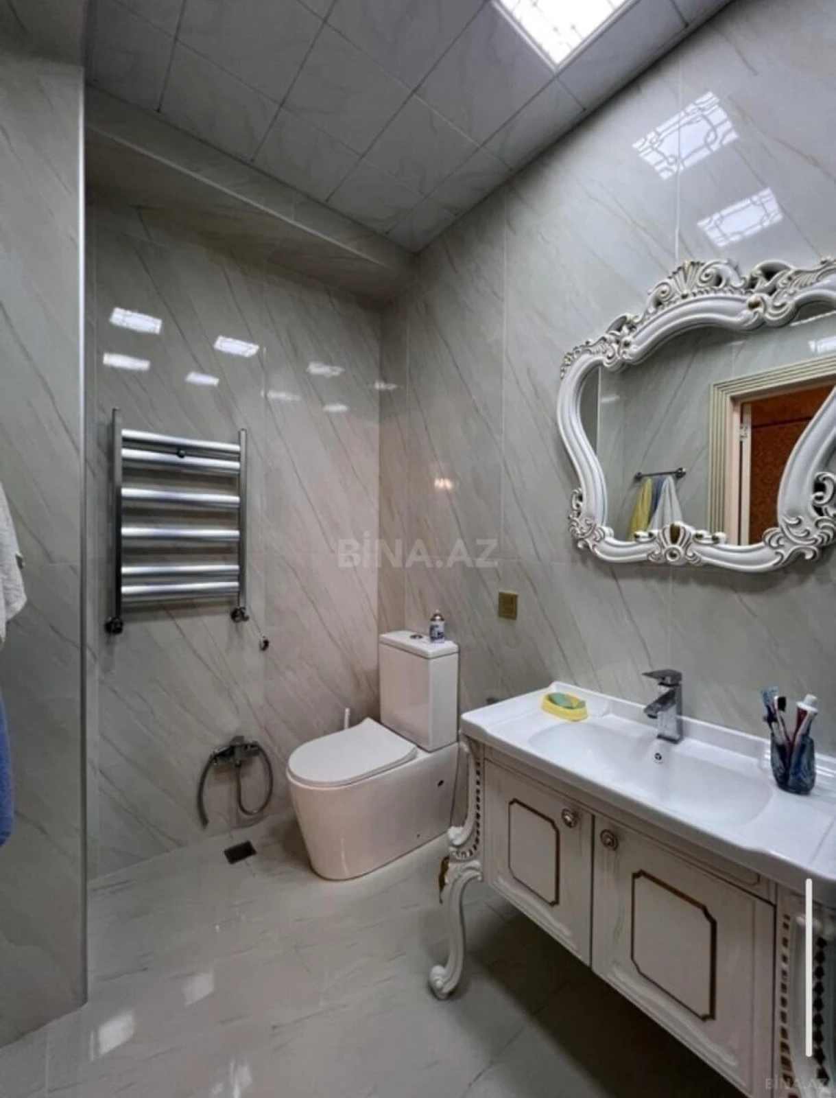 Satılır 4 otaqlı mənzil 220 m²