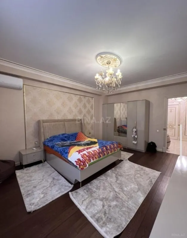 Satılır 4 otaqlı mənzil 220 m²