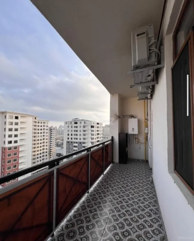Satılır 4 otaqlı mənzil 220 m²