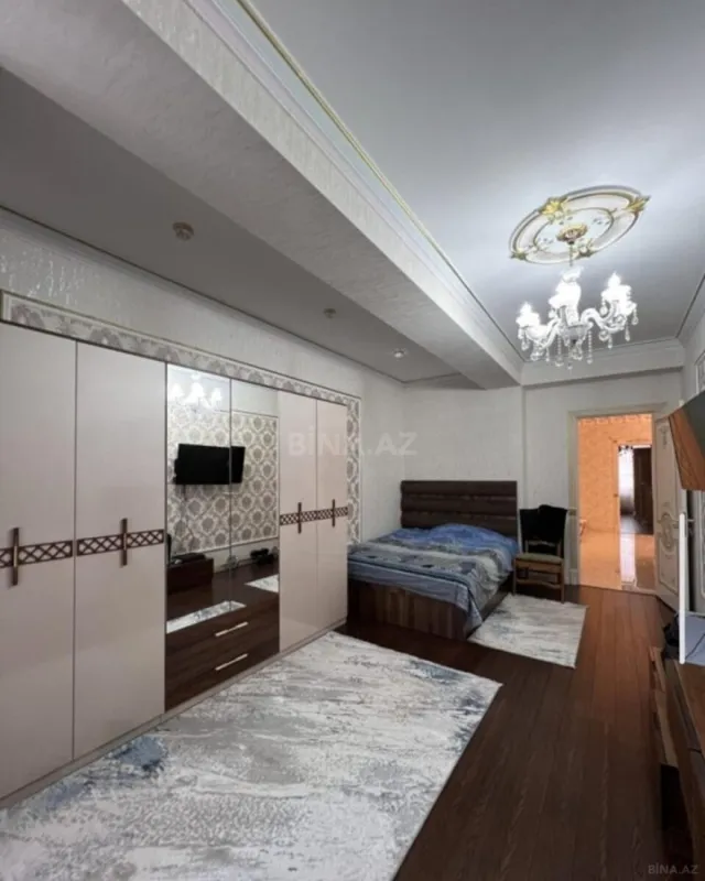 Satılır 4 otaqlı mənzil 220 m²